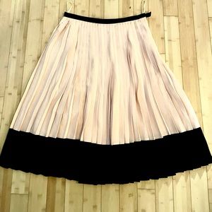 Stunning Kate Spade pleated midi skirt. A classy Kate Spade piece fashionistas!